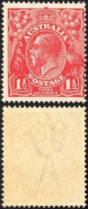 Australia 1924-5 SG 77d 1 1/2d scarlet Curved 1 and thin fraction flaw VFM