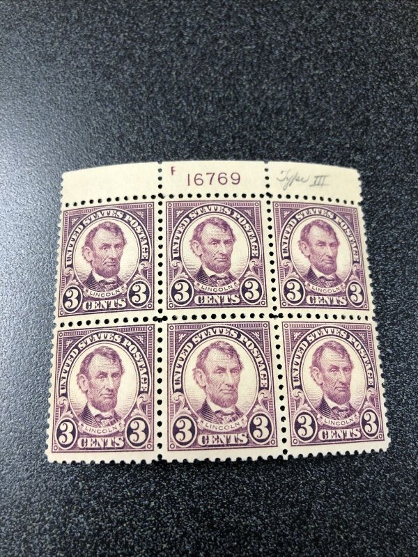 US 555 Lincoln 3C Plate Block Of 6 Very Fine Original Gum ( 1 Hinged , 5 Not )