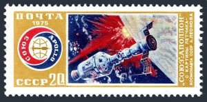 Russia 4324 two stamps, MNH. Michel 4357. Russo-American Space Cooperation, 1975