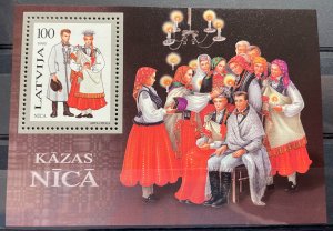 (4603) LATVIA 1995 : Sc# 401 TRADITIONAL COSTUME NICA - MNH VF S/S