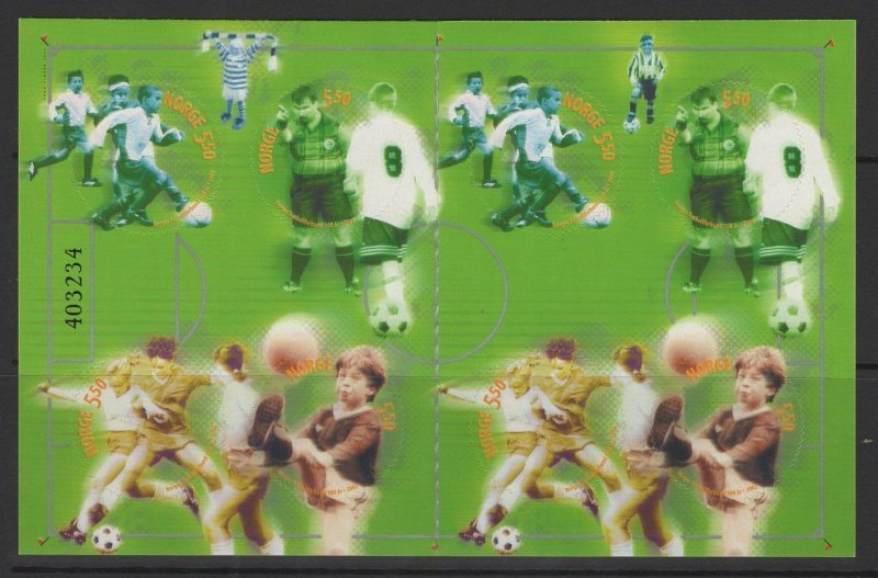 NORWAY SGSB132 2002 CENTENARY OF NORWEGIAN FOOTBALL ASSOCIATION BOOKLET MNH