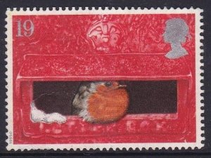 G.B. 1995 Christmas Christmas Robins in Pillar Box -  19p - used