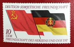 1972 Germany DDR Sc 1374 MNH 10pf Ussr and DDR Flags CV$.85 Lot 1894