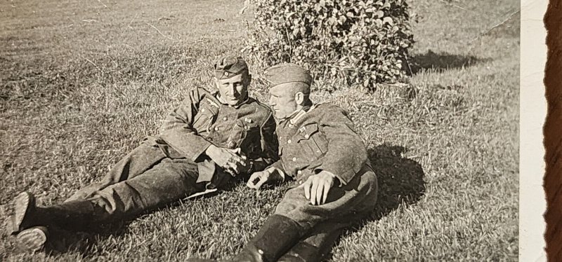 WW2 WWII Orig wartime German Military photo soldiers chillin in the field 1942