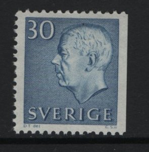 Sweden   #584  MH  1961  Gustaf VI  30c ultra . Perf. 3 sides .  right imperf.
