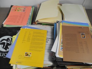 US, accumulation of 500+ Souvenir pages in pages, loose