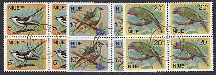 NIUE 1971 Birds set in blocks of 4 fine used...............................57585