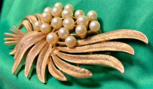 Crown Trifari Brushed Gold Tone Faux Pearl Signed Brooch #206004262086