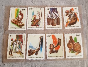 RWANDA INSTRUMENTS DE MUSIQUE AFRICAINS SET PERFORED MNH