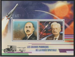 ROCKET PIONEERS #2  perf sheet containing two values mnh