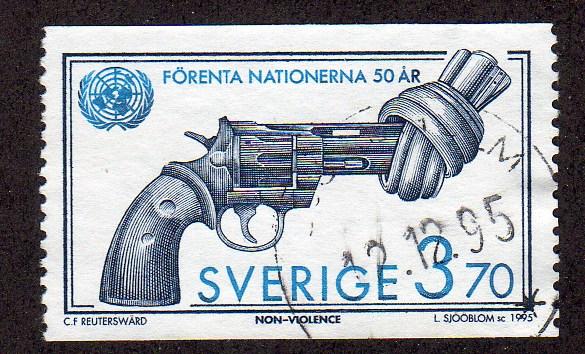 Sweden 2132 - Used-NH - Gun / UN 50th (cv $0.35)