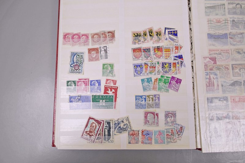 4687: World Collection in Stockbook. Many 100s. Early Seen. Unsorted. 44 Pics.