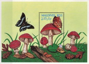 MALDIVE 1995 - Mushrooms & butterflies / minisheet MNH