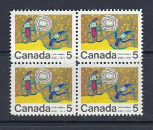 CANADA - 1970 CHRISTMAS CENTRE BLOCK WITH DOT BETWEEN M & A - SCOTT 522i - MNH