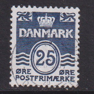 Denmark  #883 used  1990  numeral and wavy lines 25o