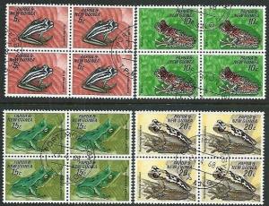 PAPUA NEW GUINEA 1968 Frogs set blocks of 4 fine used.....................66510a