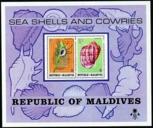 Maldives 541 ab sheet,MNH.Michel Bl.29. Shells 1975.Murex triremus,Harpa major.