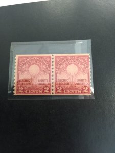 USA #656 Pair, Right Stamp MNH, Left Stamp MH (SCV=$34) 