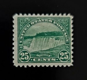 1922 25c Niagara Falls, Yellow Green Scott 568 Mint F/VF LH