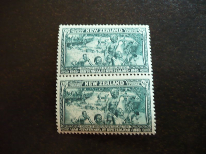 Stamps - New Zealand - Scott# 229 - Mint Never Hinged Pair of 2 Stamps