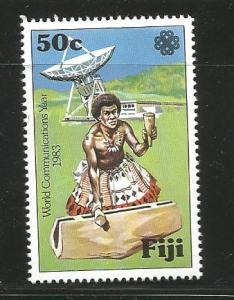 FIJI 499 MNH, EARTH SATELLITE STATION, FIJIAN PLAYING LALI, 1983