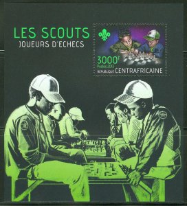 CENTRAL AFRICA  2013 BOY SCOUTS PLAYING CHESS  SOUVENIR SHEET