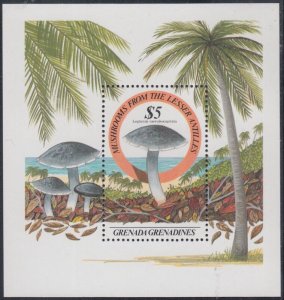 GRENADA GRENADINES Sc #766 MNH SOUVENIR SHEET MUSHROOMS