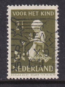 Netherlands  #B130  used  1940   child with flowers and doll 2 1/2c