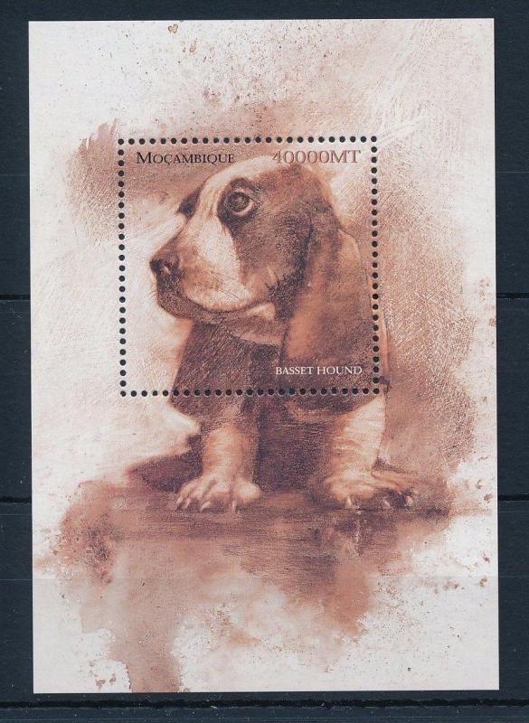 [31591] Mozambique 2002 Animals Dog Basset Hound MNH  Sheet