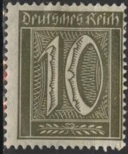 Germany 138 (mhr) 10p numeral, ol grn (1921)