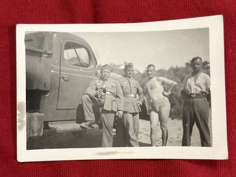 SHIRTLESS SOLDIER STANDING WITH HIS COMRADES WW2 WWII German Military photo