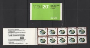 New Zealand 1980 $2.20 booklet (Scott #674a, CP #W16b) CV $15 NZ