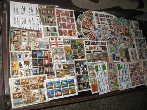 Middle East  UAE 2000 Diff Small & Large Stamps on Painting Birds Animals Spa...