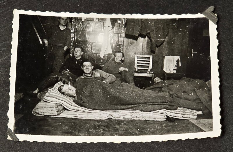 WEHRMACHT SOLDIERS SLEEPING TRYING TO! WW2 WWII German Military Wartime photo