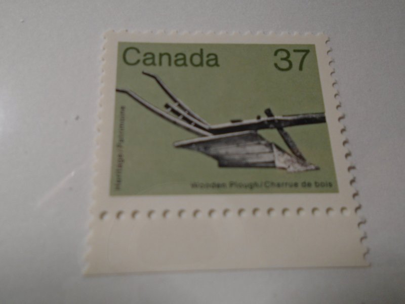 Canada  #  927iii  F  paper   MNH