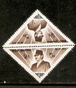 Nepal 1973 King Birendra Tete-beche Pair Odd Shape Triangle Sc 278 MNH # 12523b