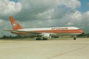 7757 Aviation Postcard AIR CANADA B767-233ER.  Airlines-