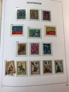 LIECHTENSTEIN – SOLID COLLECTION IN PAIR OF HINGELESS DAVO ALBUMS – 425277