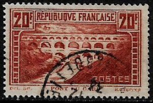 France #253 Used Stamp - Pont du Gard, Nimes (b)