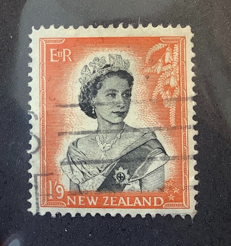 New Zealand 1957 Scott 298A used -  1'9 s, Queen Elizabeth II