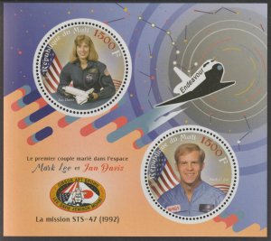 FIRST MARRIED COUPLE IN SPACE  perf sheet containing two circular values mnh