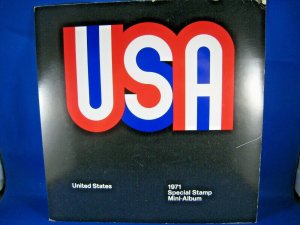 UNITED STATES  -  1971  USPS SPECIAL STAMP MINI-ALBUM      (usps1)