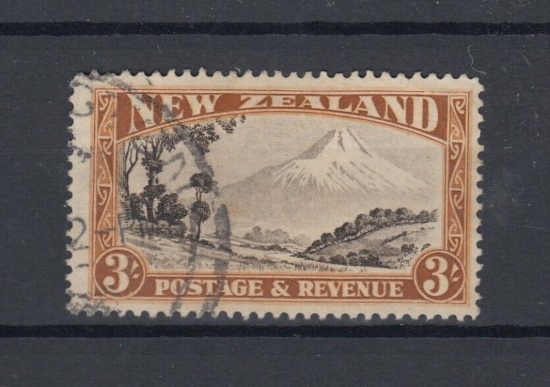 New Zealand 1935 3/- Perf 13-14 x 13.5 SG569 Cat £55 Fine Used JK2694