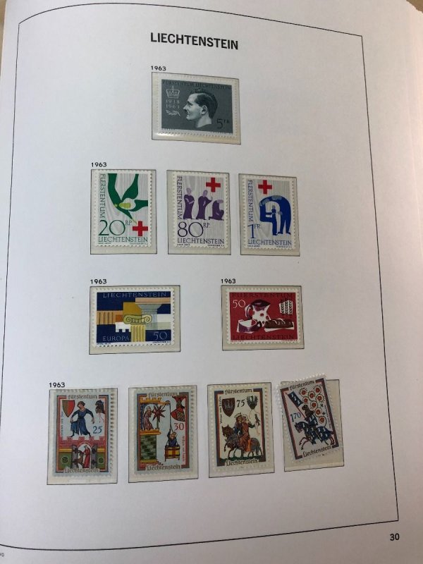 LIECHTENSTEIN – SOLID COLLECTION IN PAIR OF HINGELESS DAVO ALBUMS – 425277