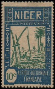 Niger 34 - Mint-H - 10c Drawing Water from Well (1926)