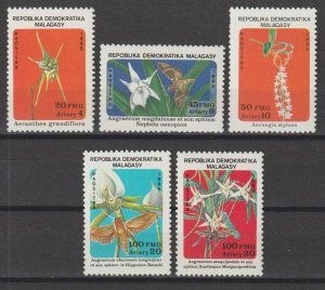 MADAGASCAR 1985 SG 562/66 + MS 567 MNH Cat £13.15