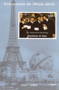 Niger 1998 THE BEATLES 1965 Awarded the MBE from H.M.Queen Elizabeth S/S IMPERF