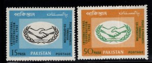 Pakistan Scott 215-216 MH* Peace and Cooperation stamp set