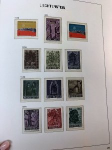 LIECHTENSTEIN – SOLID COLLECTION IN PAIR OF HINGELESS DAVO ALBUMS – 425277