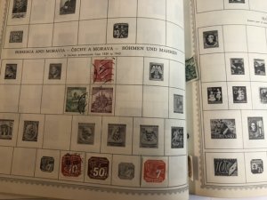 The New World Wide Postage Stamp Album Lots Of Old Stamps